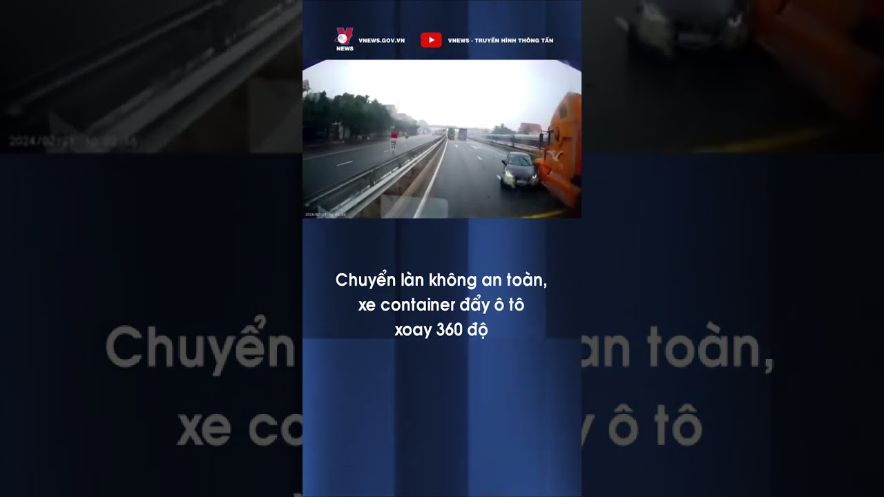 Chuyển làn không an toàn, xe container đẩy ô tô xoay 360 độ - VNews #shorts