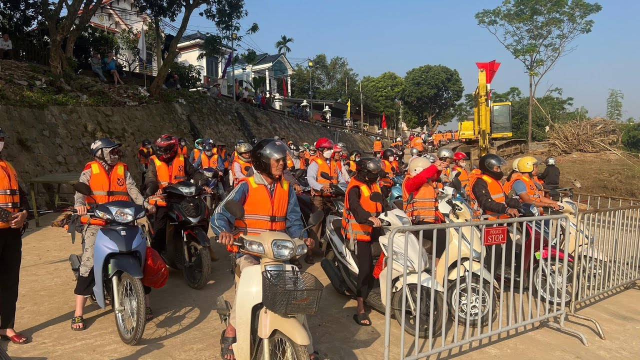 🔴TRỰC TIẾP: Di chuyển trên phà quân sự thay cầu phao Phong Châu như thế nào?