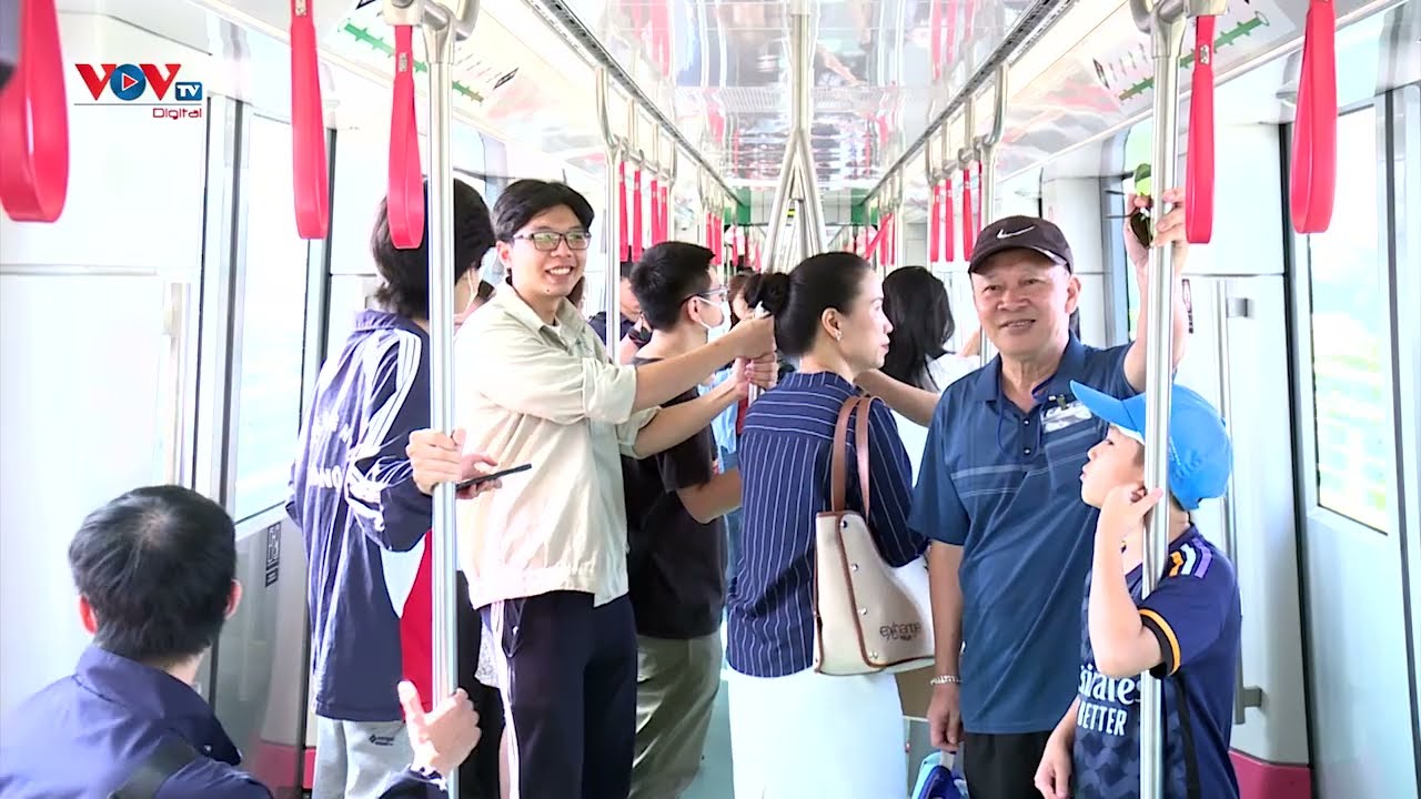 Phấn khích ngày đầu tiên vận hành tàu trên cao Metro Nhổn – Ga Hà Nội