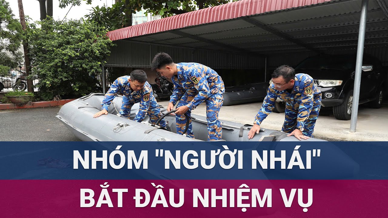 Hình ảnh nhóm đặc công "người nhái" tới hiện trường vụ sập cầu Phong Châu | VTC Now