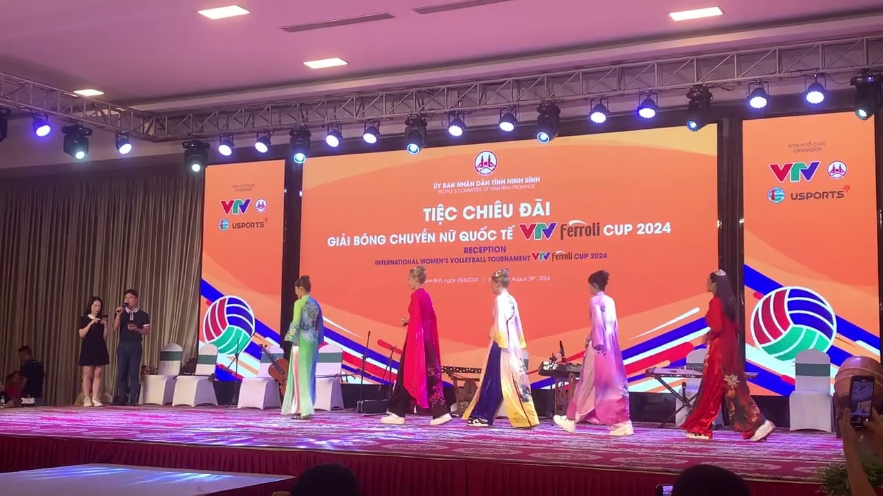 Các VĐV dự VTV Ferroli Cup 2024 trình diễn áo dài Việt Nam