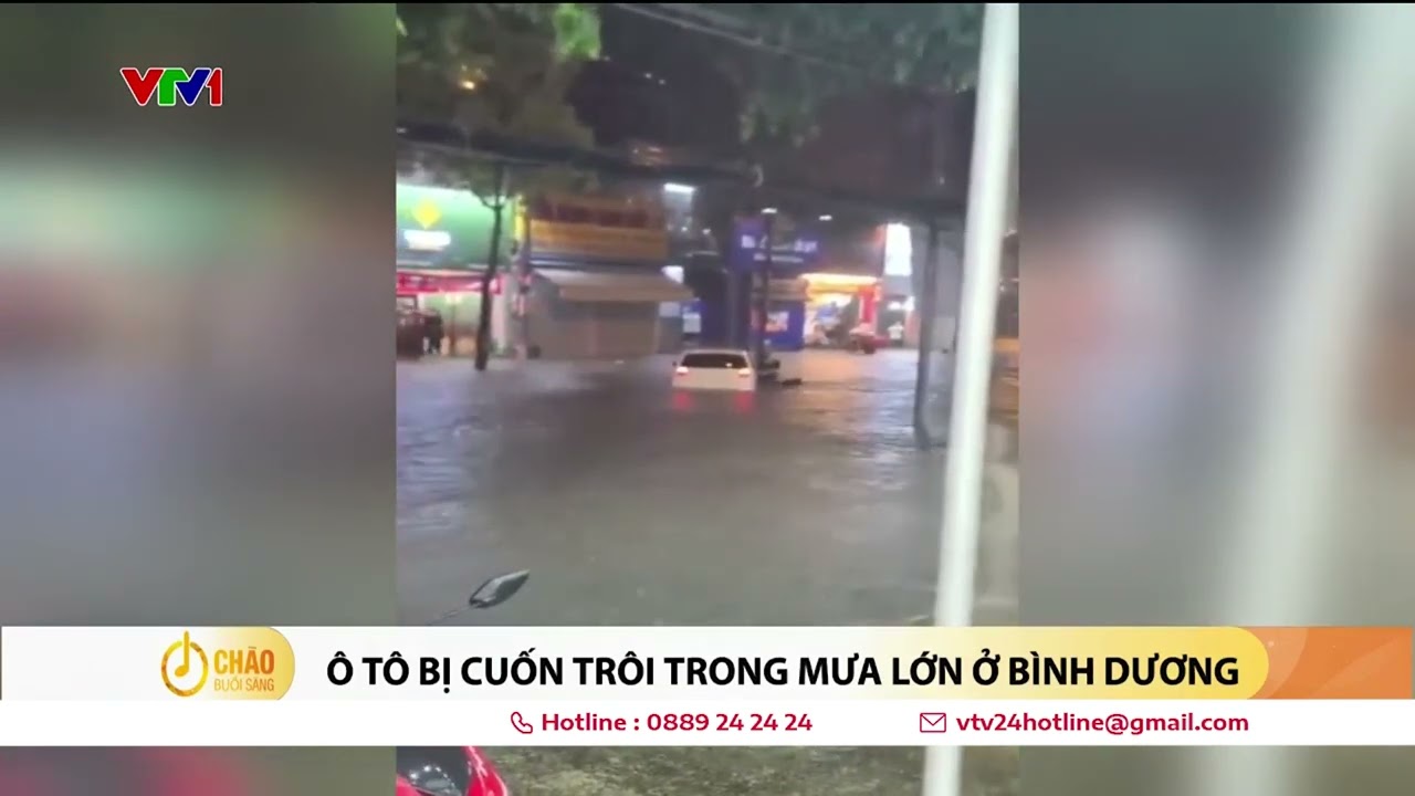 Ô tô bị cuốn trôi trong mưa lớn ở Bình Dương | VTV24