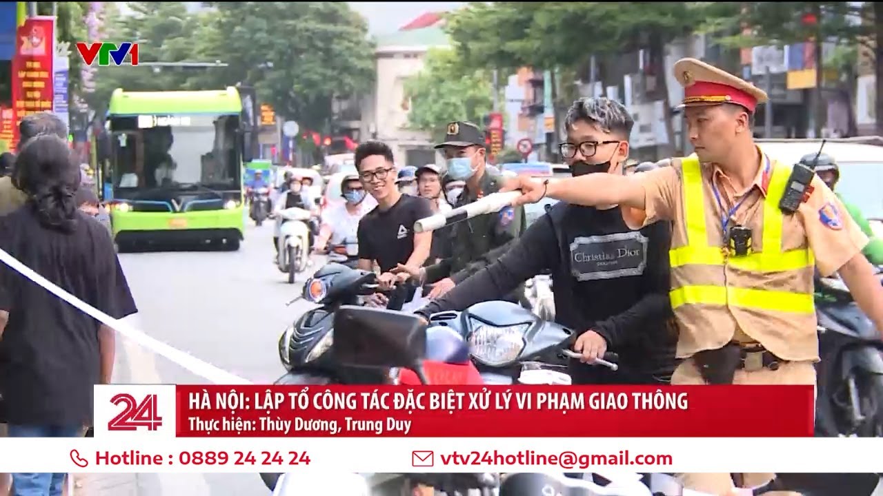 Đội mũ bảo hiểm khó đến thế sao? | VTV24