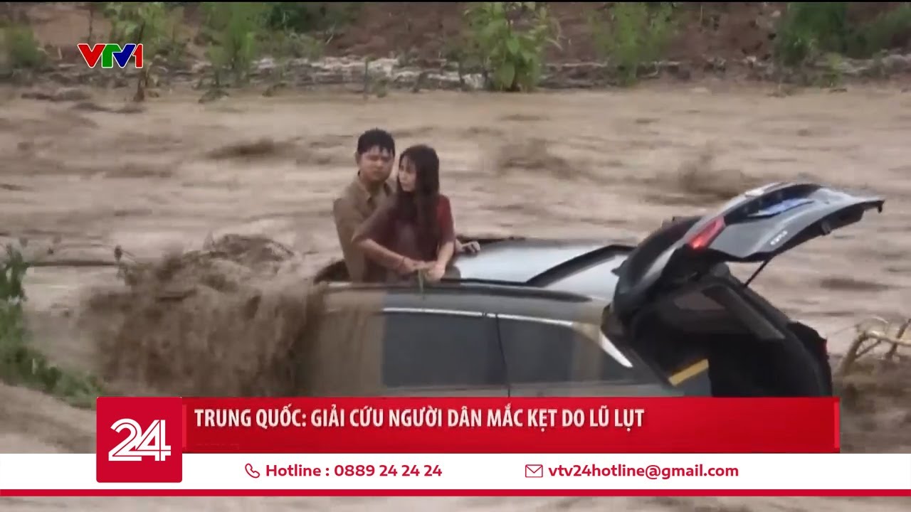 Trung Quốc: "Nghẹt thở" giải cứu hai người mắc kẹt giữa dòng nước lũ | VTV24