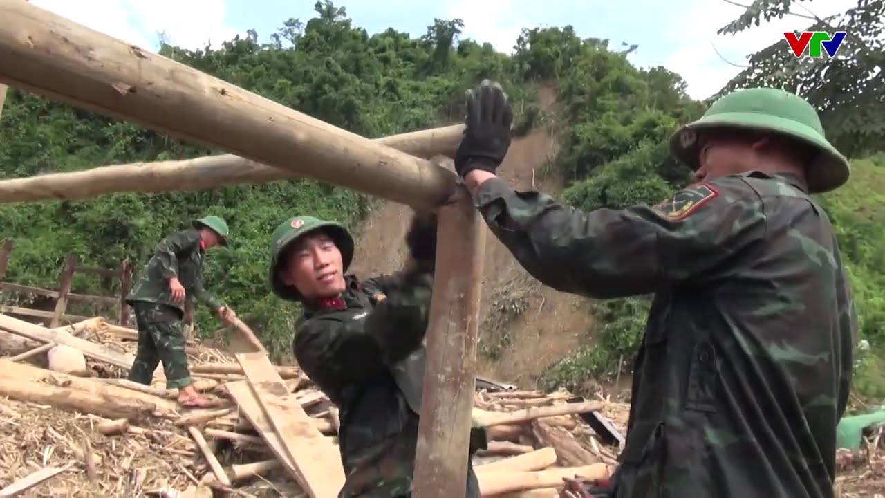 Mở đường, cõng lương thực hỗ trợ người dân tâm lũ Mường Pồn | VTV24