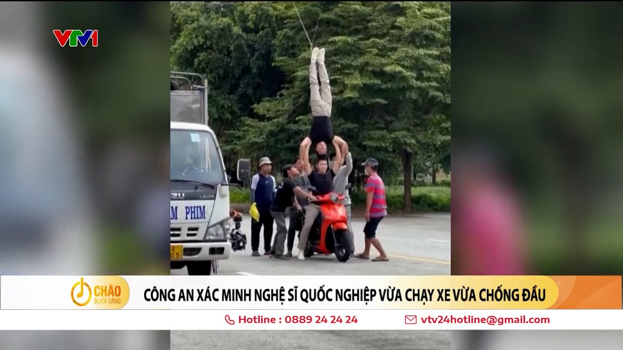 Công an xác minh nghệ sỹ Quốc Nghiệp vừa chạy xe vừa chống đầu | VTV24