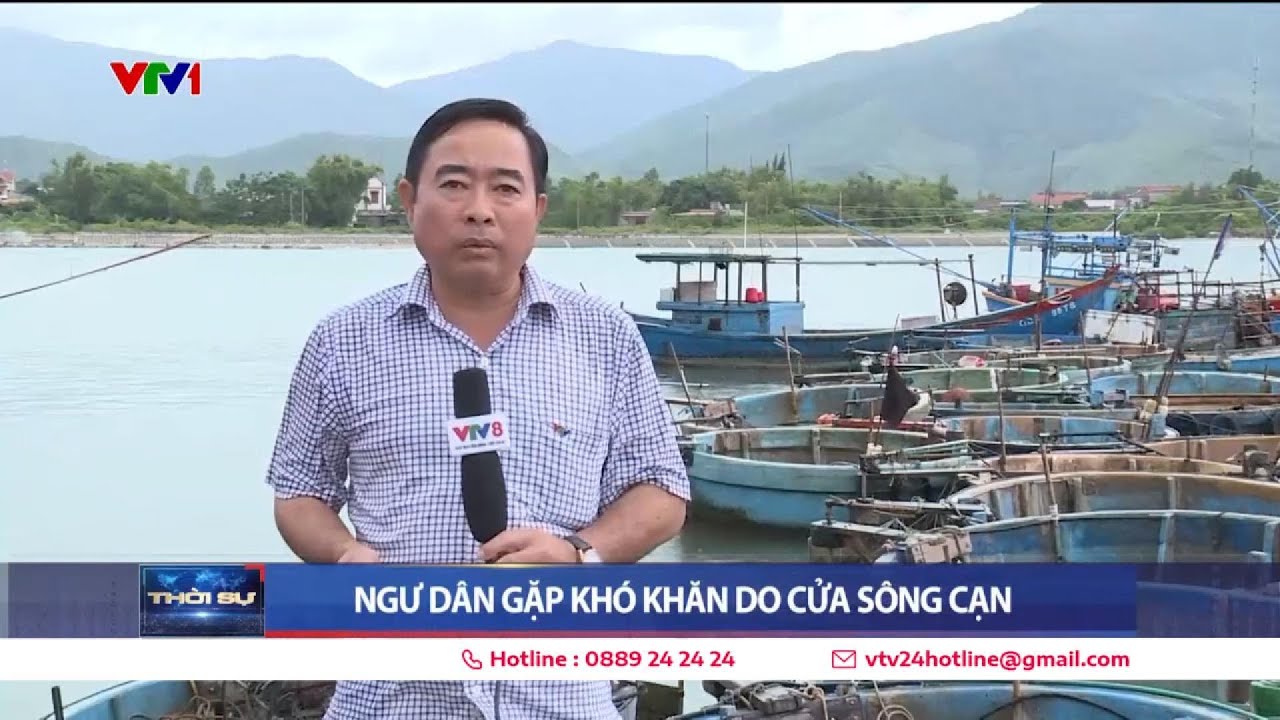 Tàu thuyền loay hoay ra vào cửa sông do nước cạn | VTV24