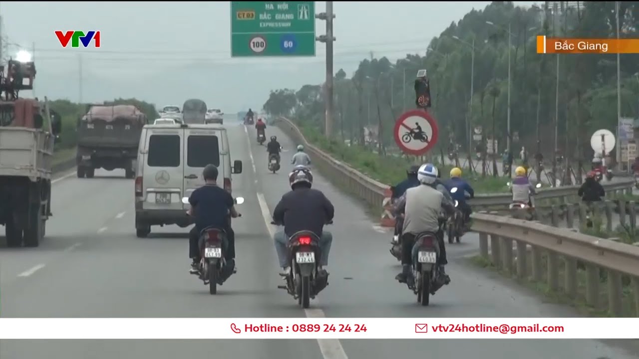 Mất an toàn vì người đi bộ, xe máy "vô tư" đi vào đường cao tốc | VTV24