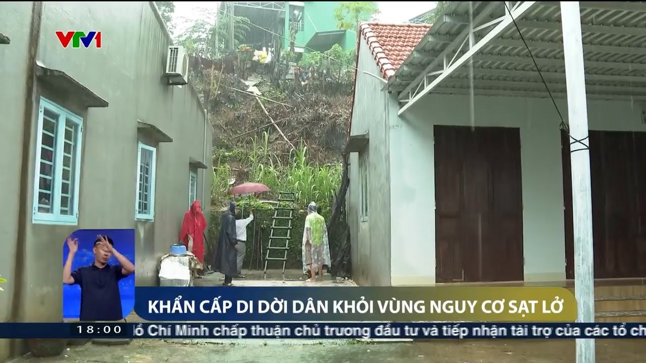 Quảng Nam khẩn cấp di dời người dân khỏi vùng nguy cơ sạt lở | VTV24