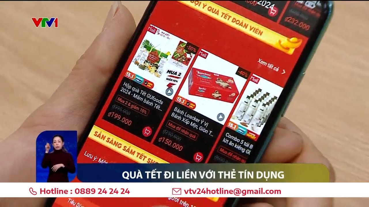 Công nhân nhận quà Tết nhưng phải mở thẻ tín dụng | VTV24