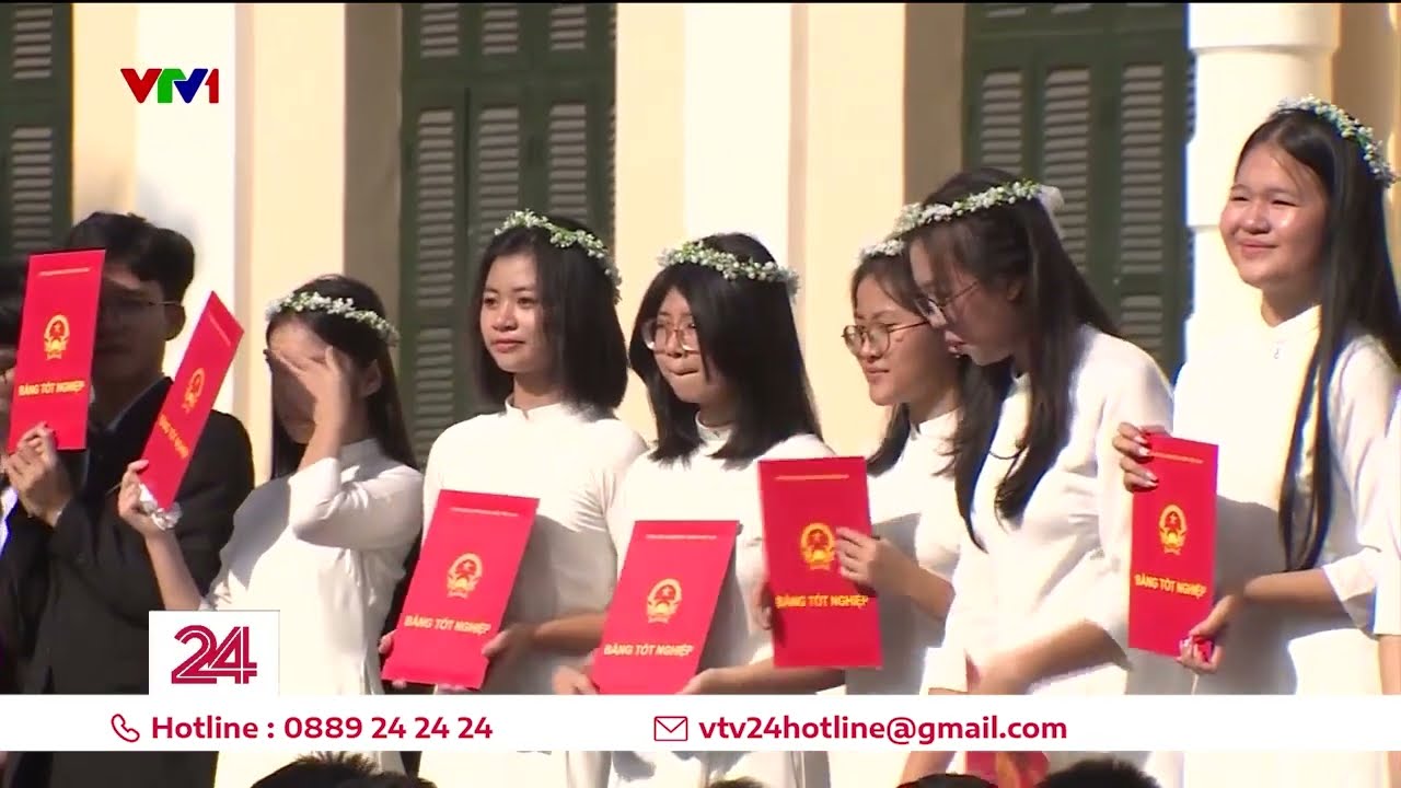 Người dân và du khách nhộn nhịp tham quan, đón năm mới tại TP. Hồ Chí Minh | VTV24