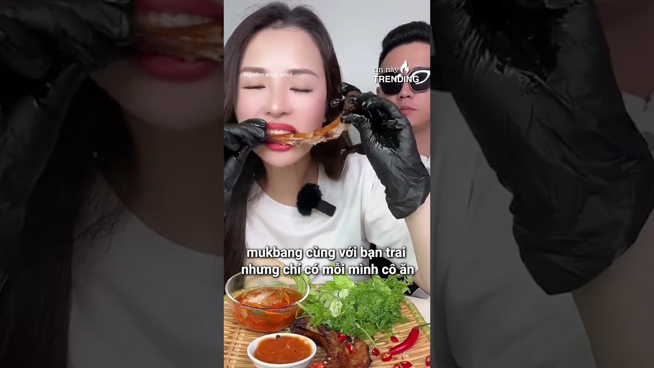 Nhiều người nhận ra cô gái mukbang giống Ngân 98 #shorts