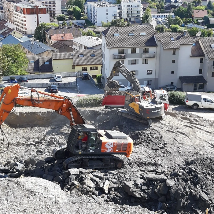 terrassement dans le rocher d'un bâtiment