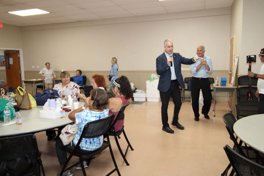 Mario Diaz Balart speaking to the audience.