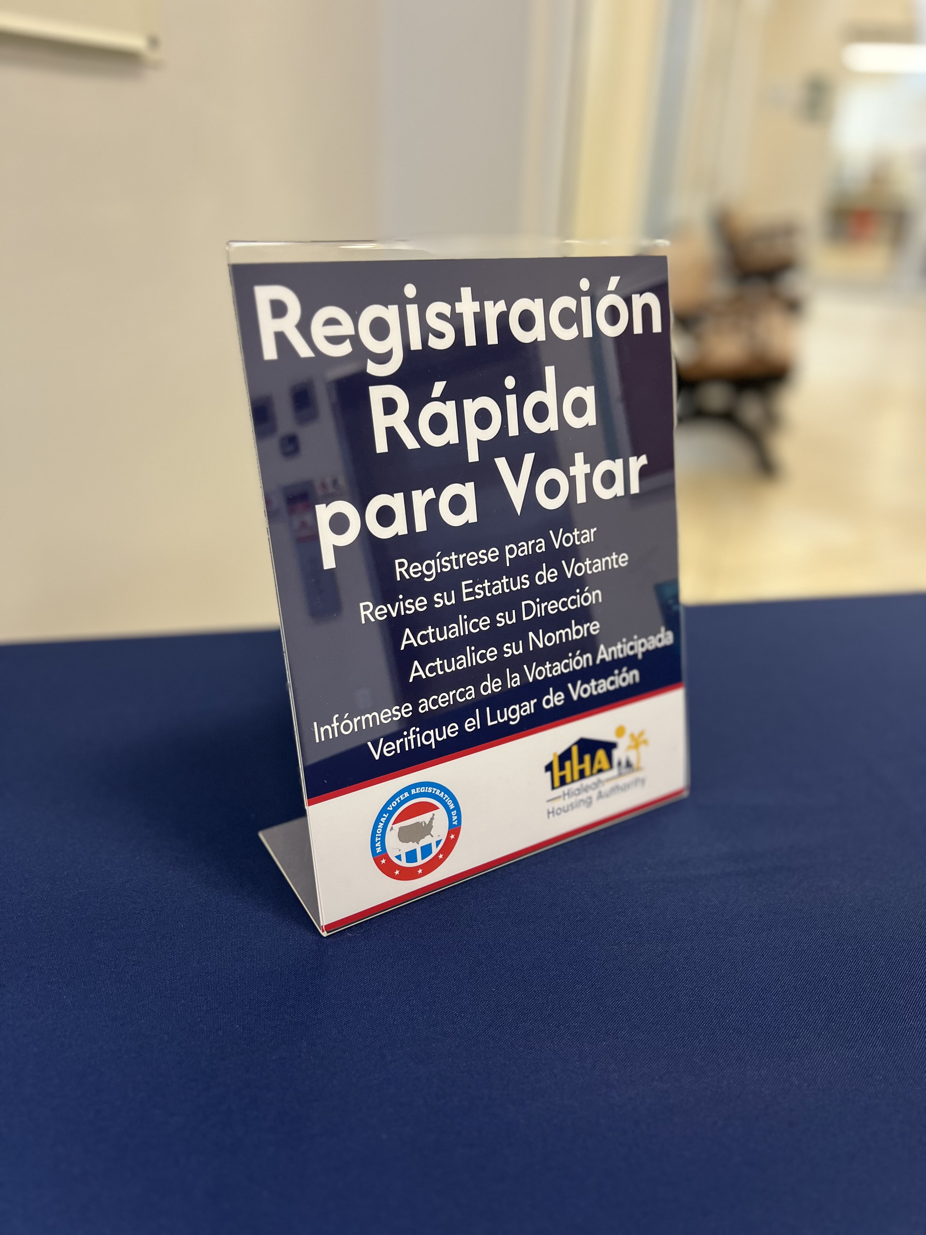 Voter registration table with spanish information.