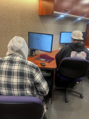 People at computers attending the Resume writing workshop.