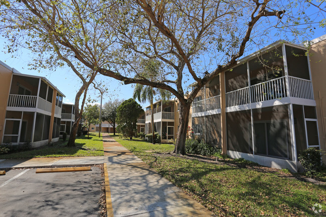 Arbors Apartments yard with a tree in the middle.