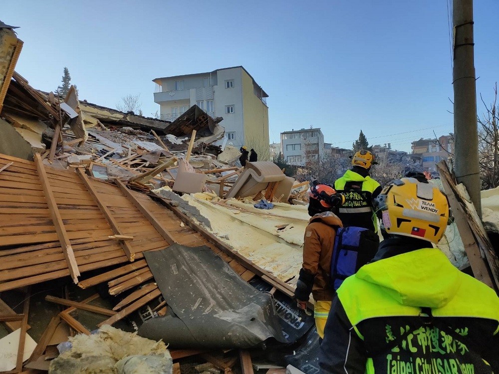 台灣搜救隊出動兩梯次人員馳援土耳其地震災區。消防署9日晚間說，兩梯次人員已進行部分整合，並接受派遣前往L-5工作場地救援，另歐盟代表也親訪台灣隊基地並表達高度肯定。（消防署提供） 中央社
