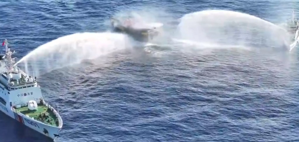 Watch Chinese coast guard shatter Filipino ship windshield | Taiwan News | Mar. 6, 2024 11:32