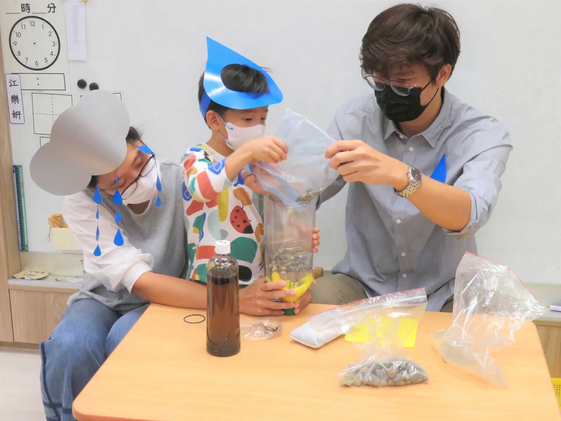 TSMC employees help their child create water filter. (TSMC photo)