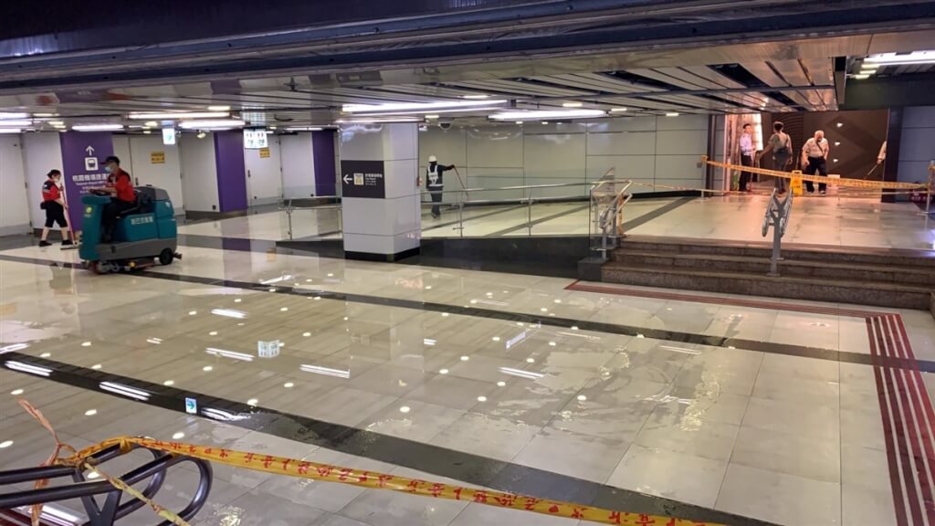 Taiwan Main Station corridor floods due to heavy rains | Taiwan News ...