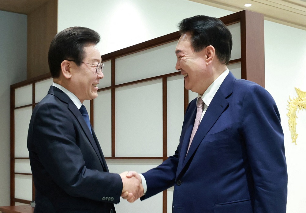 2024年4月29日，南韓總統尹錫悅（右）首次與最大在野黨魁李在明（左）進行朝野會談（圖／韓聯社via路透社）
