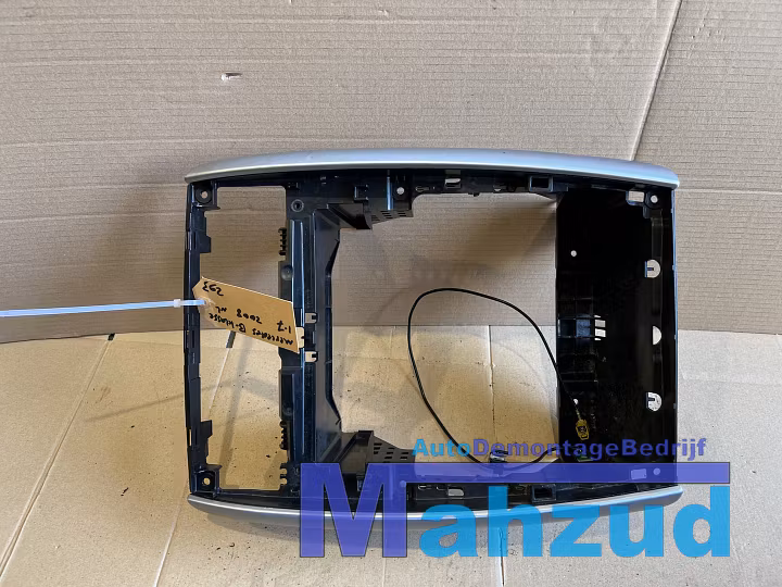 Koop Middenconsole bij Autodemontagebedrijf Mahzud