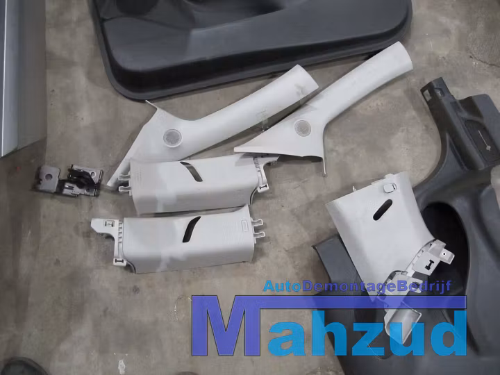 Koop Compleet interieur bij Autodemontagebedrijf Mahzud