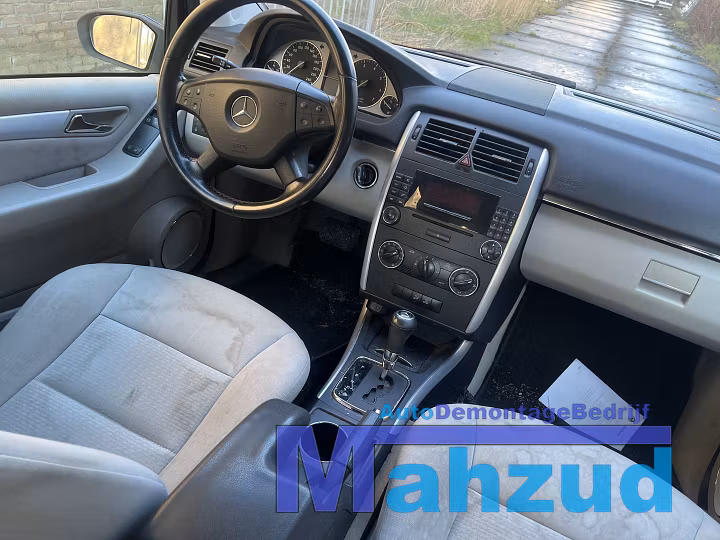 Koop Middenconsole bij Autodemontagebedrijf Mahzud