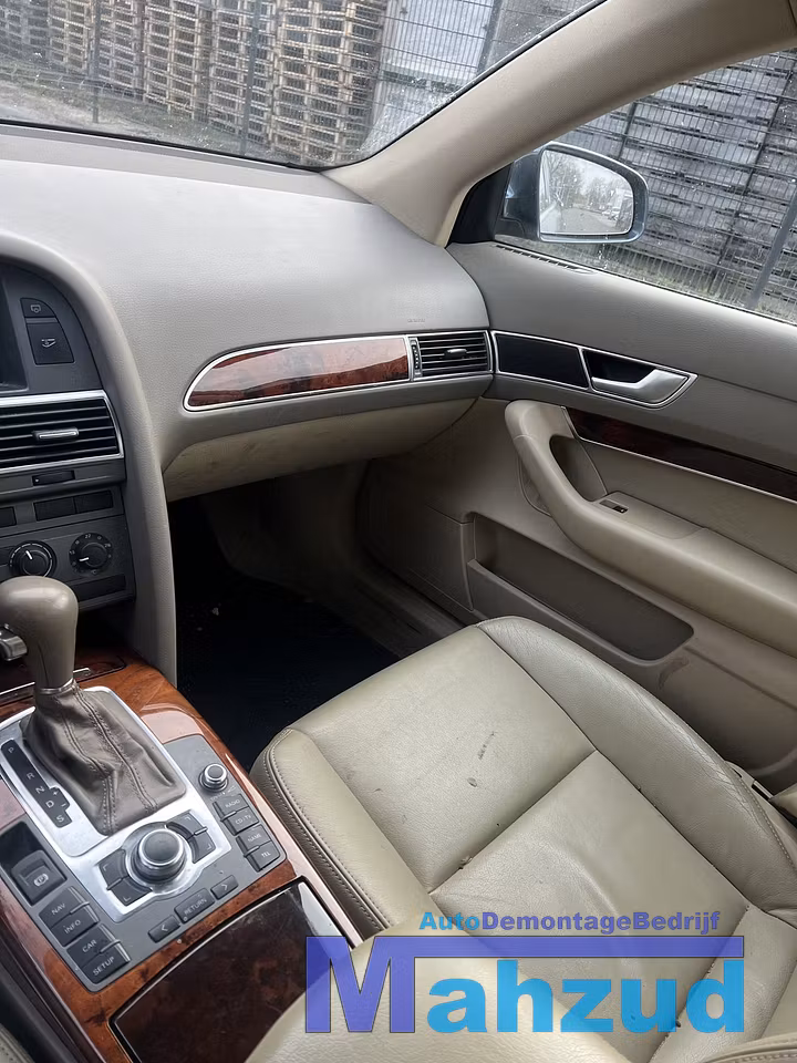 Koop Middenconsole bij Autodemontagebedrijf Mahzud