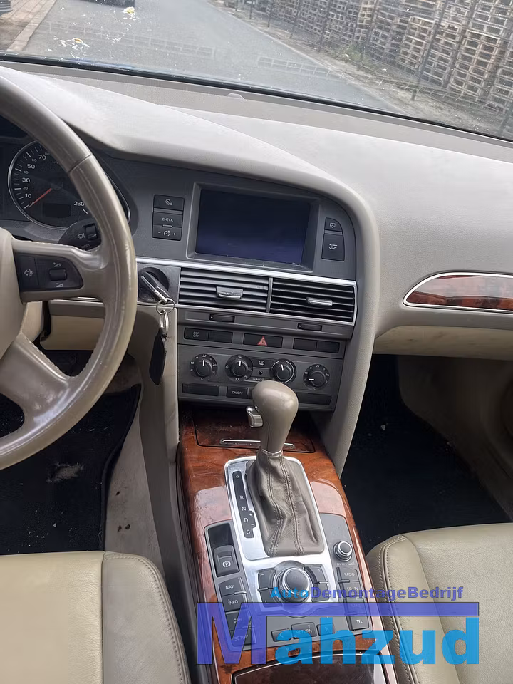 Koop Middenconsole bij Autodemontagebedrijf Mahzud