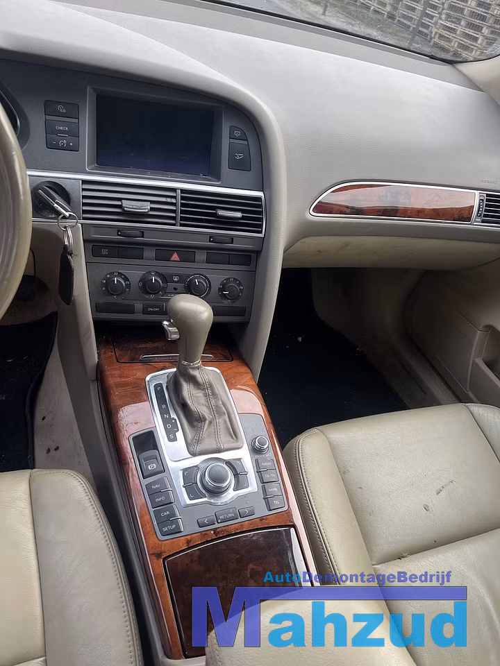 Koop Middenconsole bij Autodemontagebedrijf Mahzud