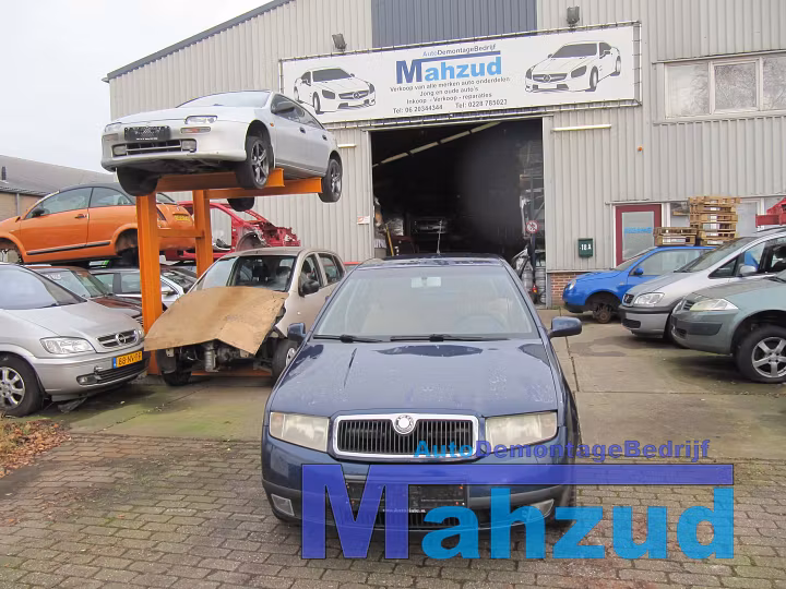 FABIA 1 linker rechter voor koplamp scherm modderkuip image 1