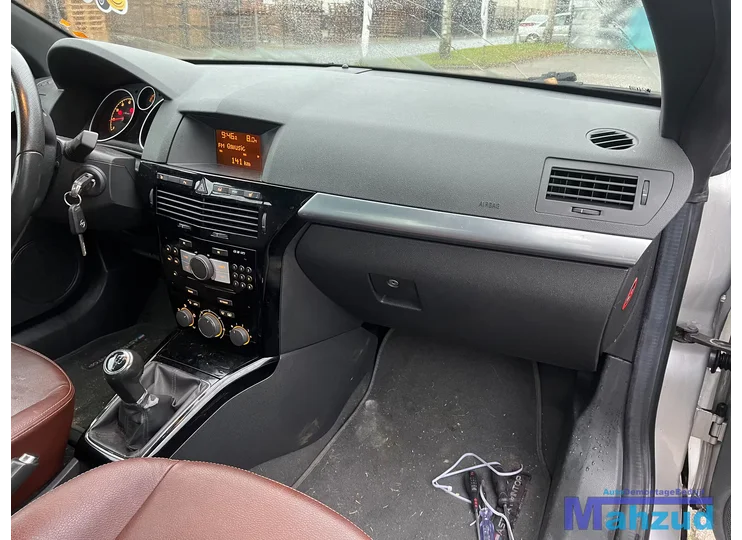 Koop Middenconsole bij Autodemontagebedrijf Mahzud