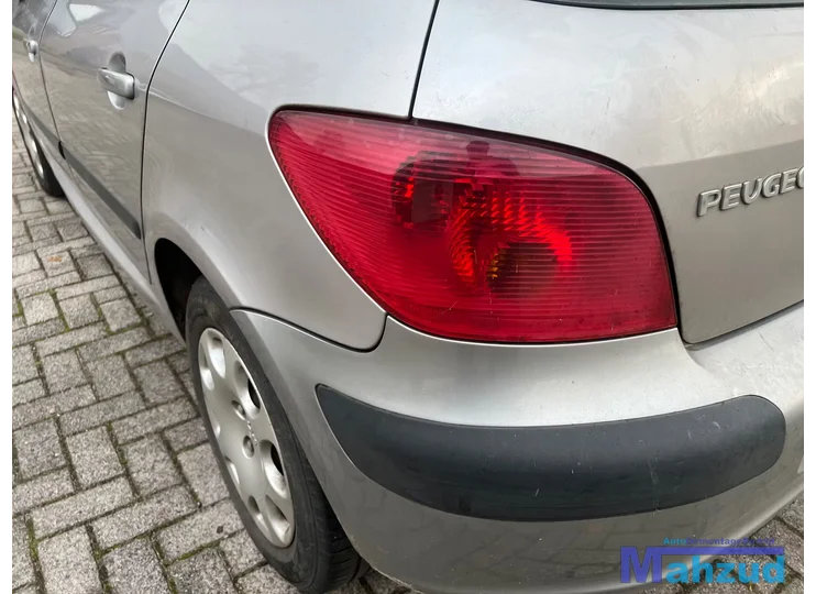 Koop Achterlicht | Enkel bij Autodemontagebedrijf Mahzud