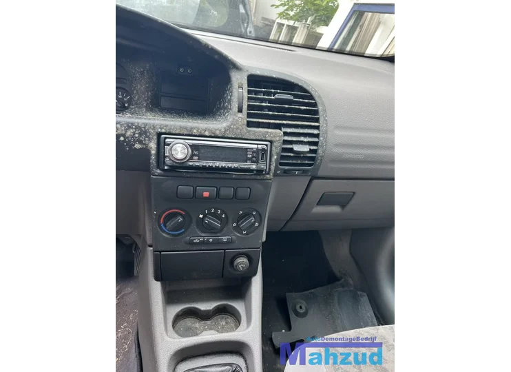 Koop Middenconsole bij Autodemontagebedrijf Mahzud