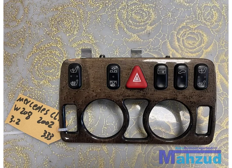 Koop Middenconsole bij Autodemontagebedrijf Mahzud