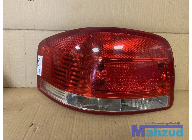 Koop Achterlicht | Enkel bij Autodemontagebedrijf Mahzud