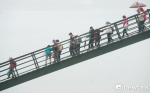 現場直擊》日月潭水位降 落差11公尺 碼頭引橋陡峭遊客滑倒險象生