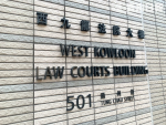 Ein Mann Kwai Chung wurde mit BenzinbombenMaterial gefunden und ein weiterer Mann 10.1101 Tsuen Wan in der illegalen Versammlung von Richtern vertagt 2 Fälle bis zum Ende der acht
