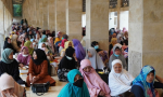 重現齋戒月疫情前盛況，印尼清真寺湧入上千人共同開齋