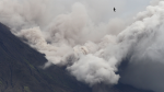火山灰傾瀉民眾驚逃畫面曝光！　印尼火山噴發增至15死