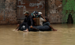 巴基斯坦洪災肆虐死亡已破千，數萬人性命仰賴一座90年堤壩控制水流