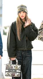 star chic：韓國女團新星NewJeans 少女打扮襯托貴氣手袋