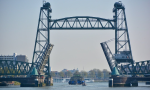 貝佐斯的超級遊艇太大了，荷蘭人可能要拆解一座古橋讓它出海