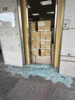 苗栗颳強風 帆布砸騎士、議員服務處玻璃門被吹爆
