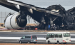 日航班機379人全脫困，《紐約時報》以奇蹟形容乘客、機組員合作，英國專家：海保廳飛機位置是重點