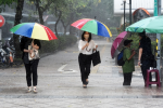 北台氣溫略回升！熱帶低壓「共伴效應」　周末防致災性大雨