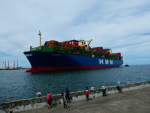 全球最大貨櫃船王首航高雄港 港務公司贈紀念牌