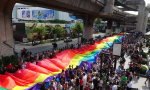 曼谷同志驕傲日遊行，前進黨皮塔承諾若執政百日內推同婚合法化